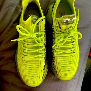 These are neon green/yellow Steve Madden shoes. Size 8.5 Womens.